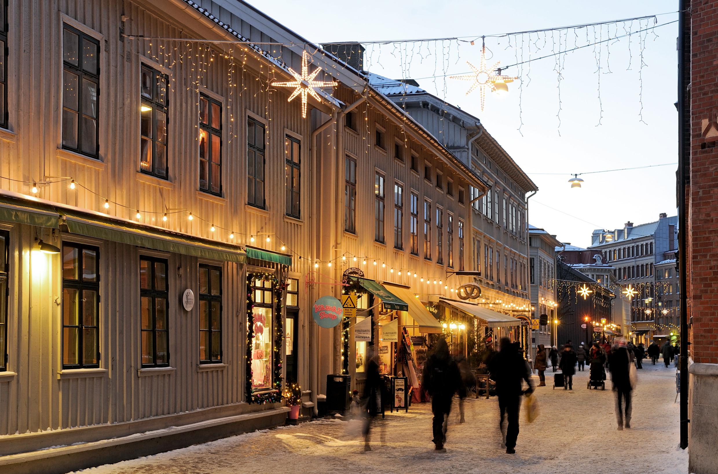 Een straatje in Haga waar kerstverlichting boven de straat hangt.