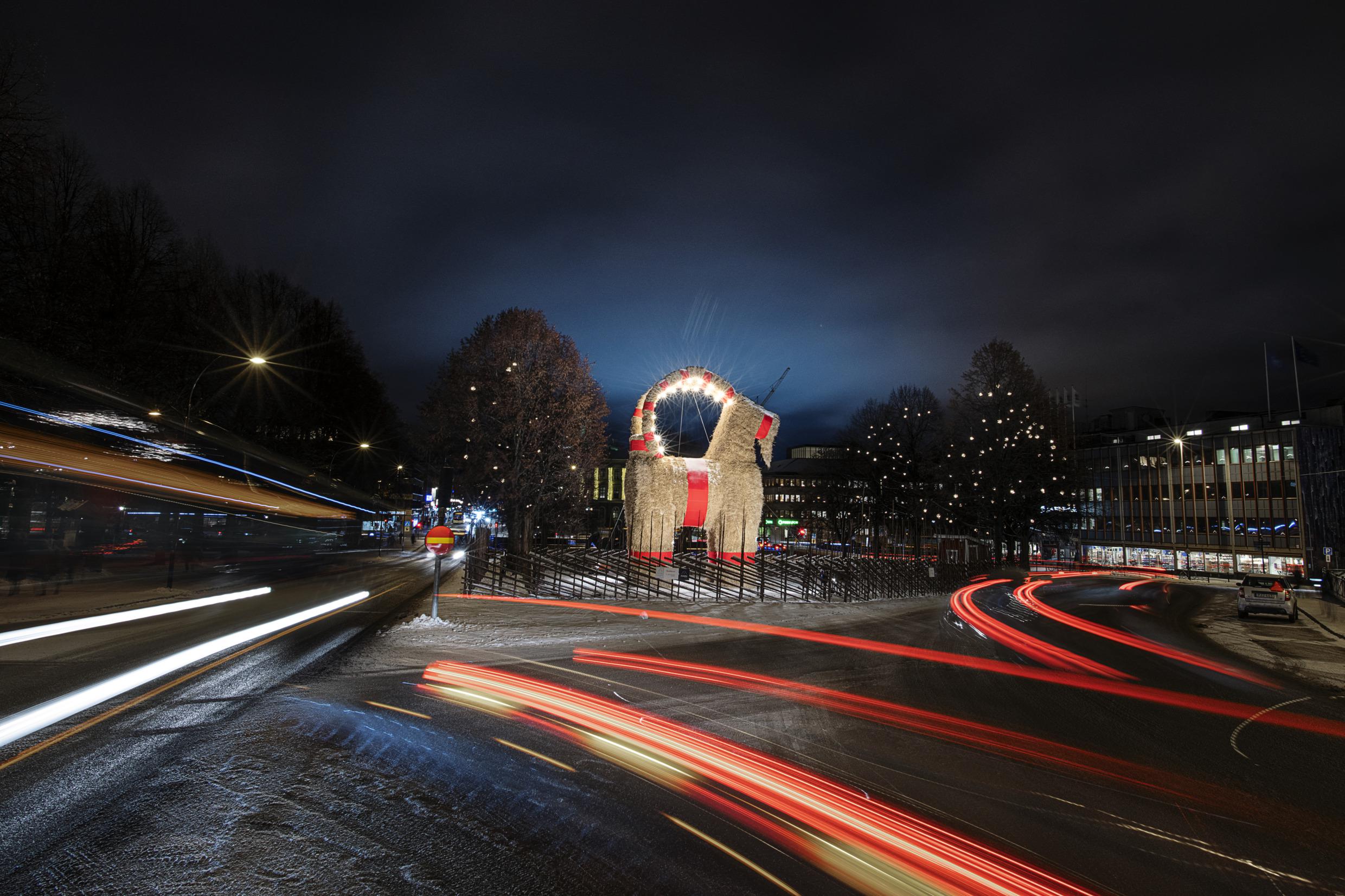 De Zweedse kerstsgeit tijdens de nacht.
