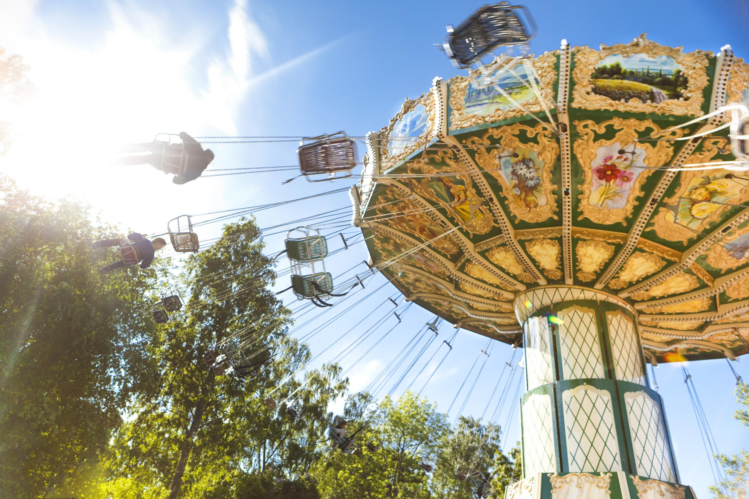 Een attractie met schommels in een pretpark.
