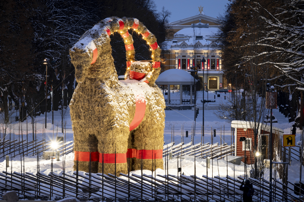 De Zweedse kerstgeit uit stro tijdens de nacht.