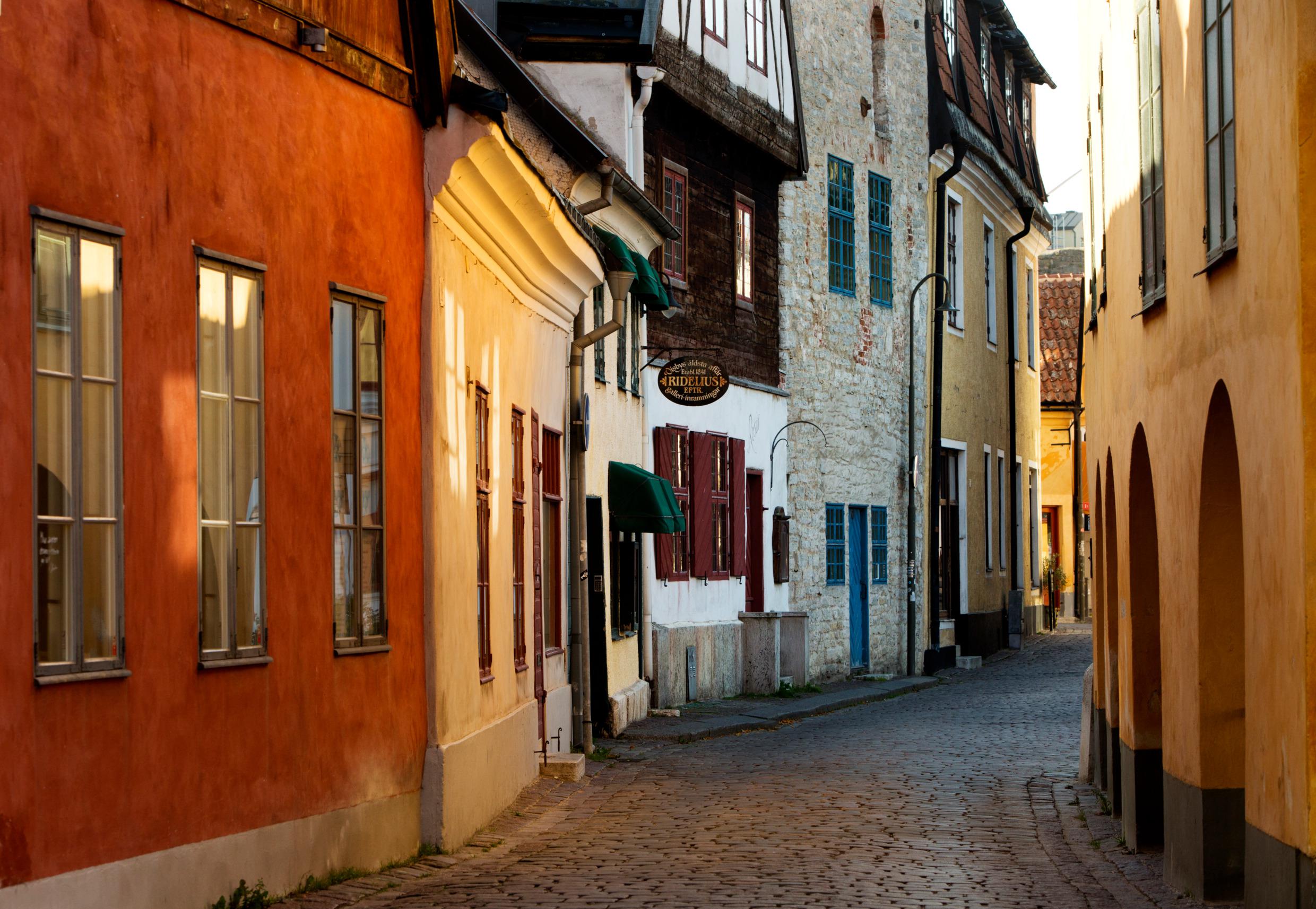 Bunte Häuser in den Gassen von Visby.