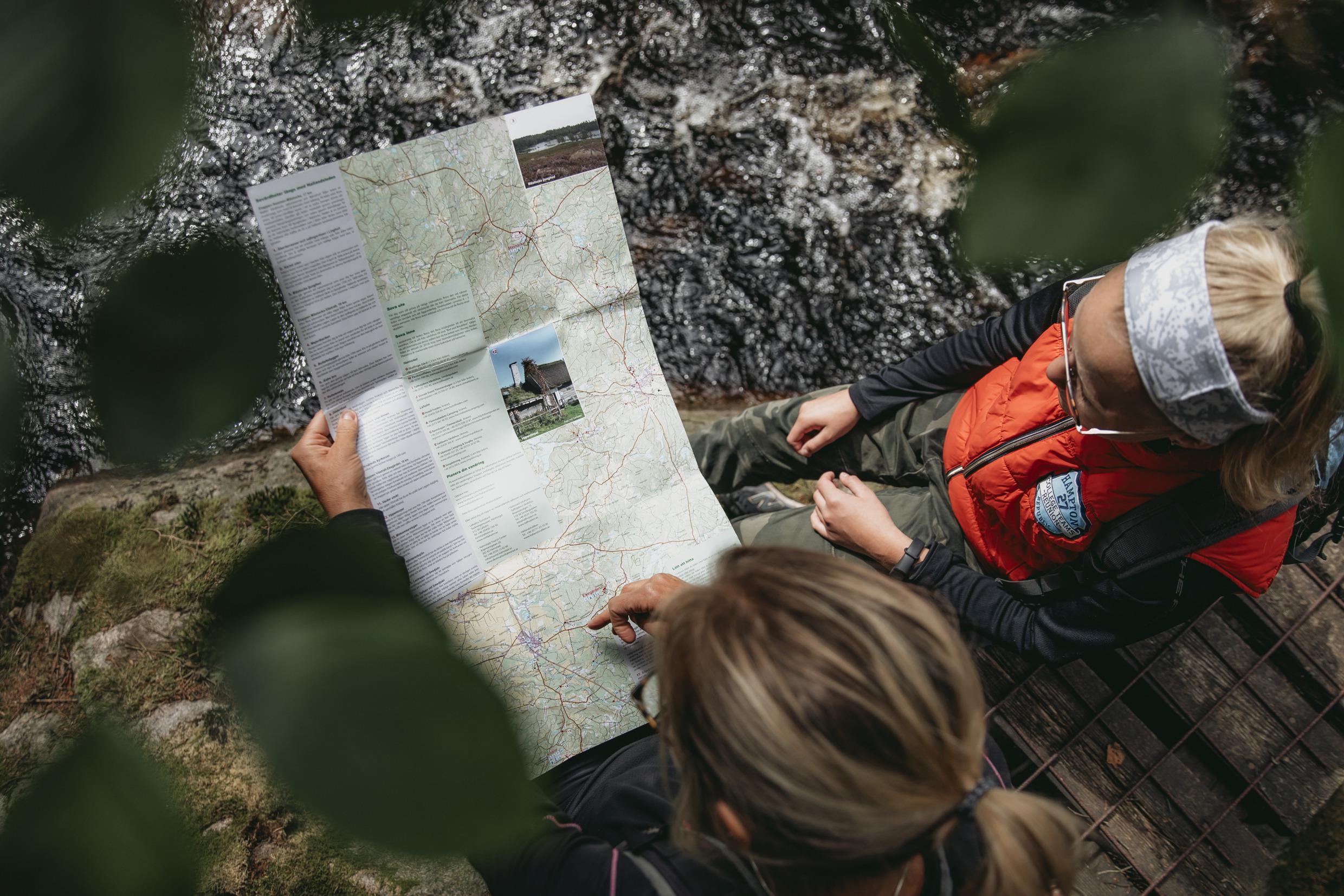 Kartelesen bei einer Wanderung auf dem Hallandsleden