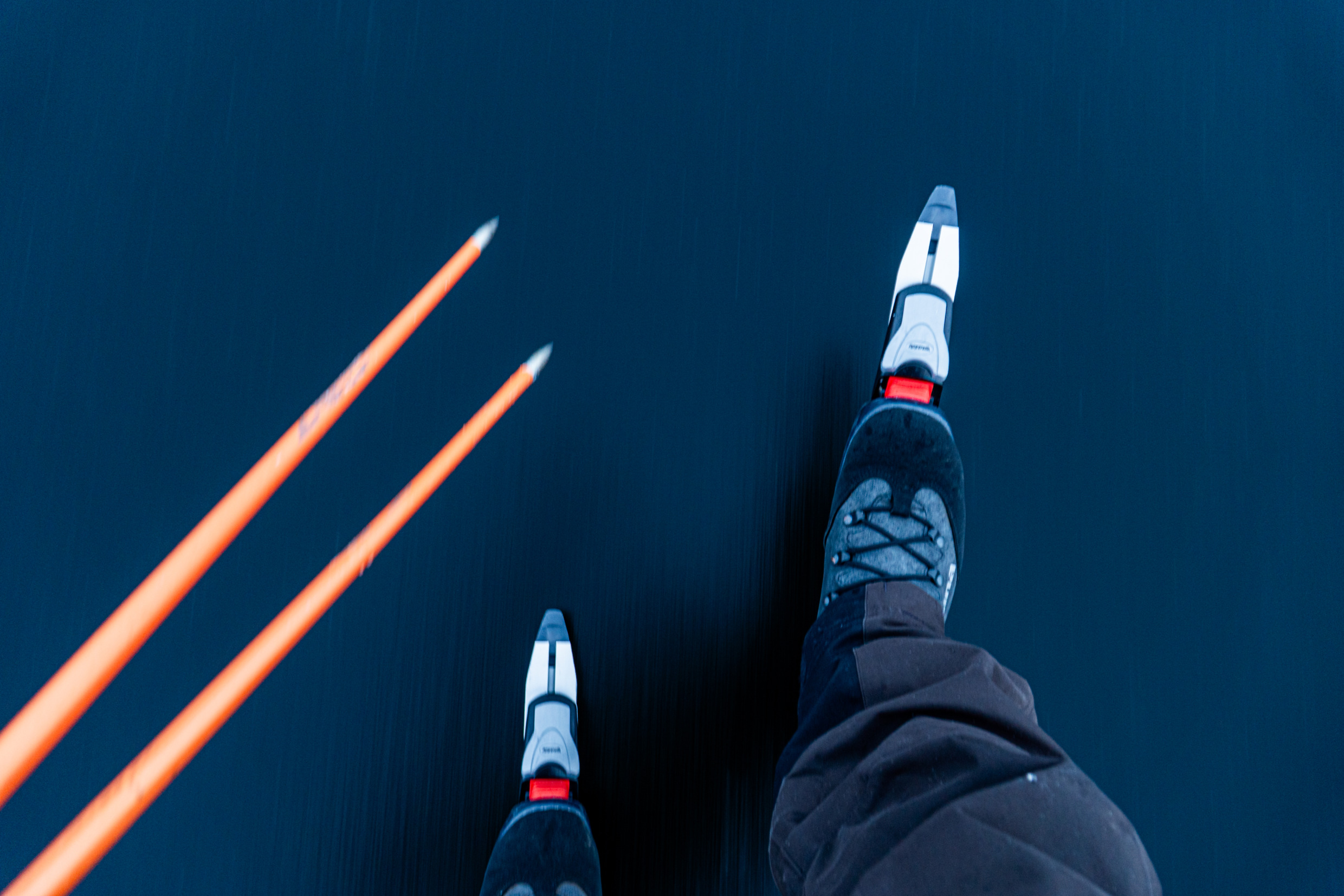 Schaatsen en stokken op een bevroren meer.