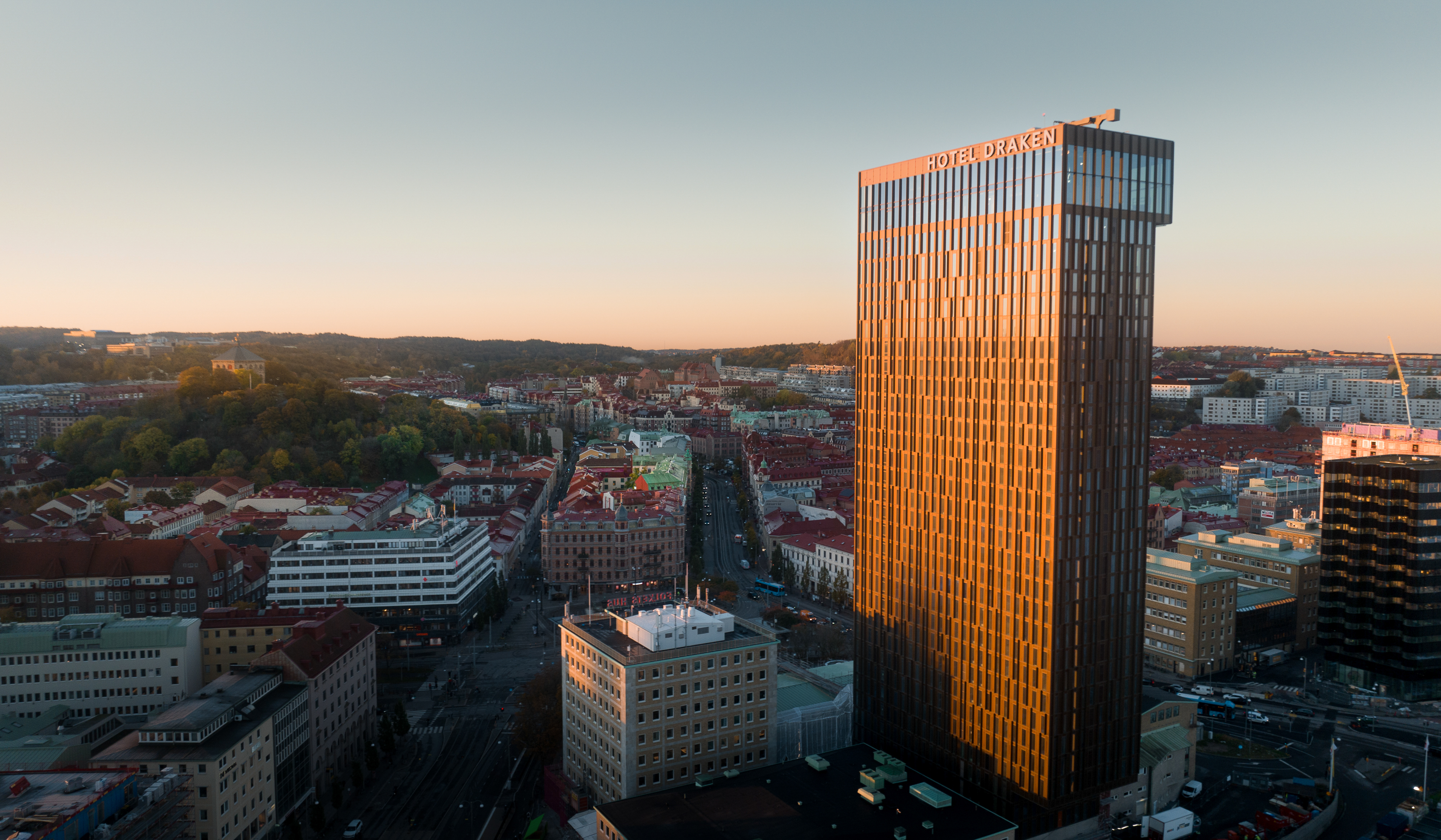 Das Hotel Draken ragt bei Sonnenuntergang über dem Zentrum von Göteborg empor und bietet einen Blick über die Skyline der Stadt.