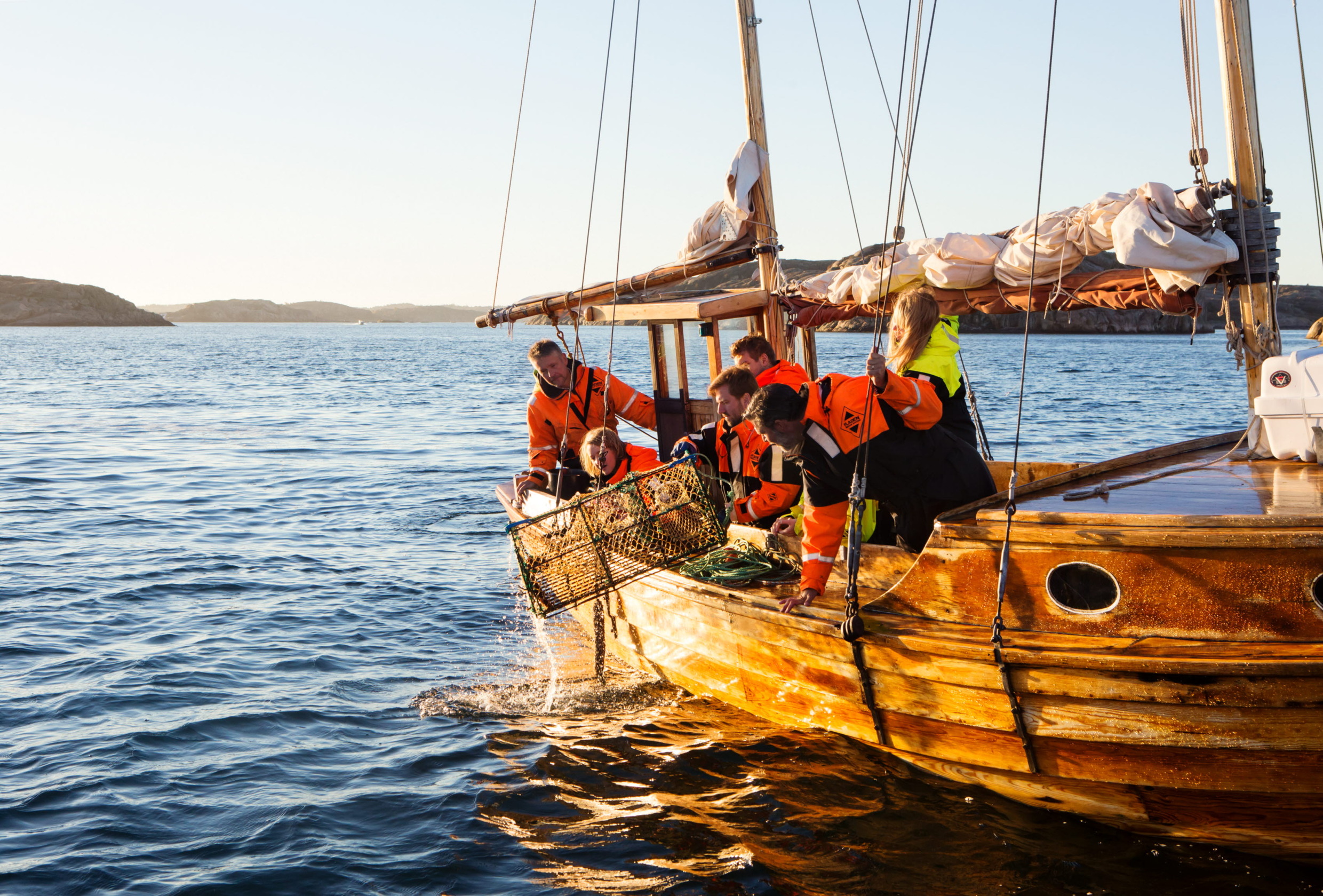 Menschen, die vom Boot aus Hummer fischen.