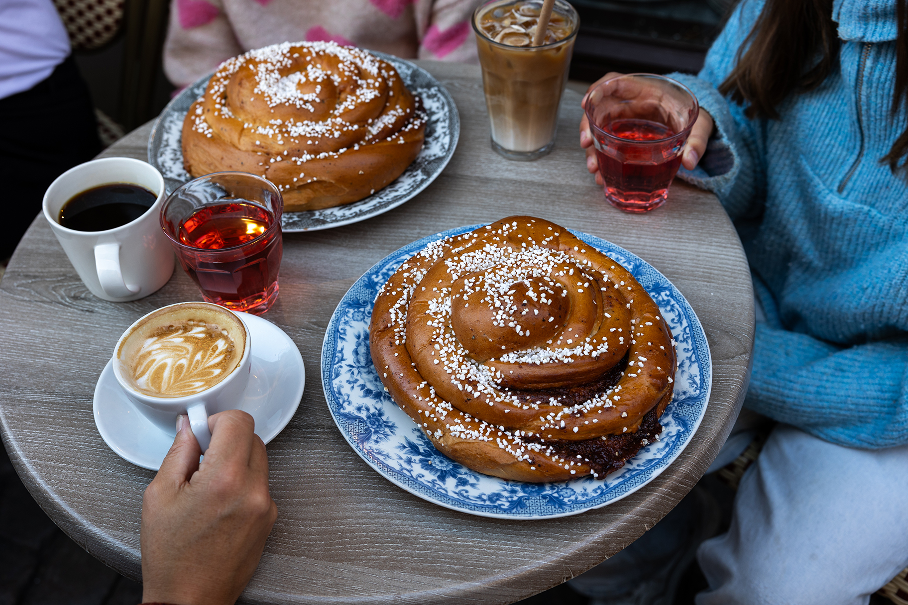 Große Zimtschnecken, serviert mit Kaffee und Erfrischungen im Café Husaren in Göteborg.