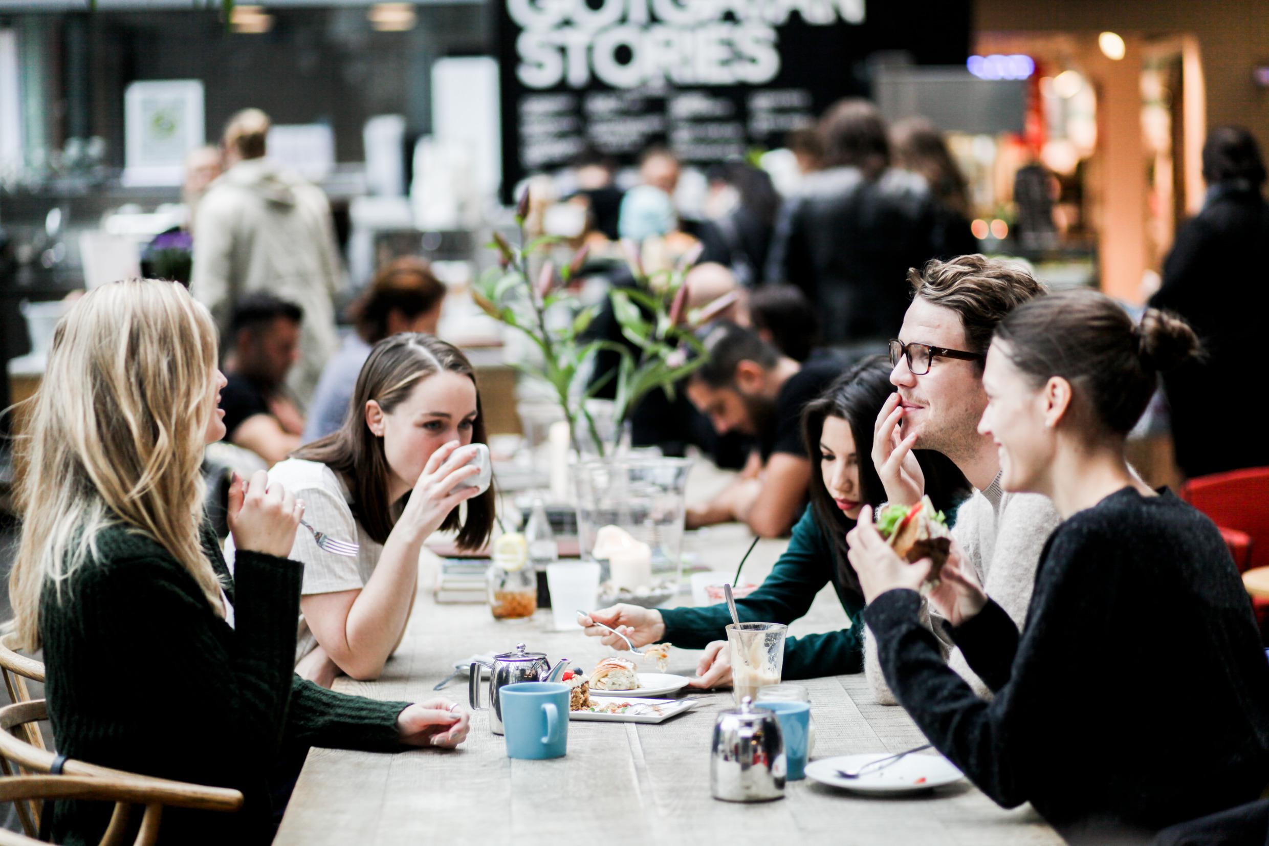 Geniet in een van de vele koffiebarretjes van een echte Zweedse fika. Fika is meer dan een koffiepauze, het is een moment om even samen te zijn met je collega's, vrienden of familie.