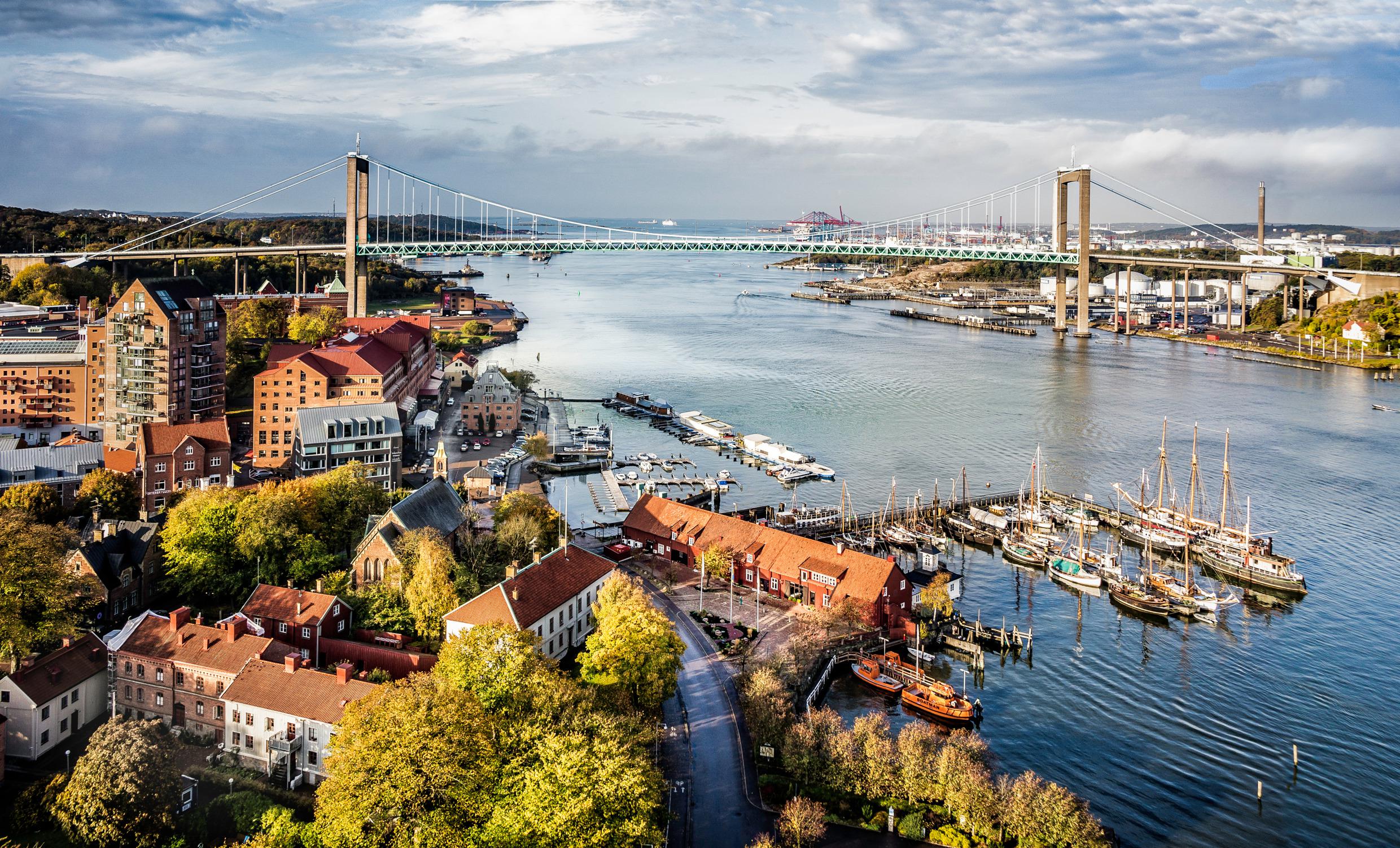 Blick auf den Hafen von Göteborg mit der Älvsborg-Brücke über den Fluss Göta Älv.