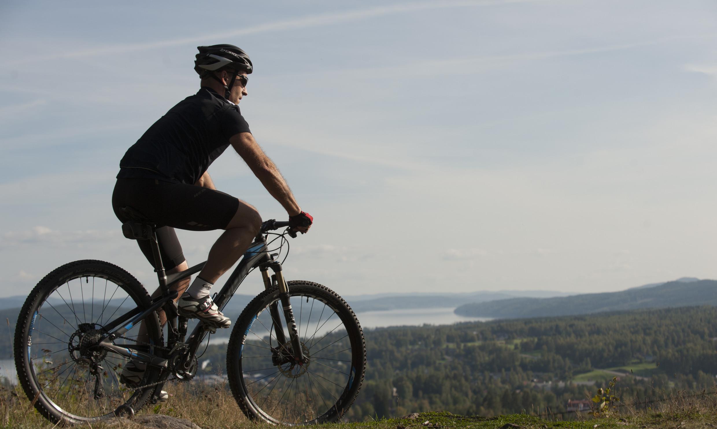 Mountainbiken in der Nähe vom Skitunnel von Torsby, Värmland