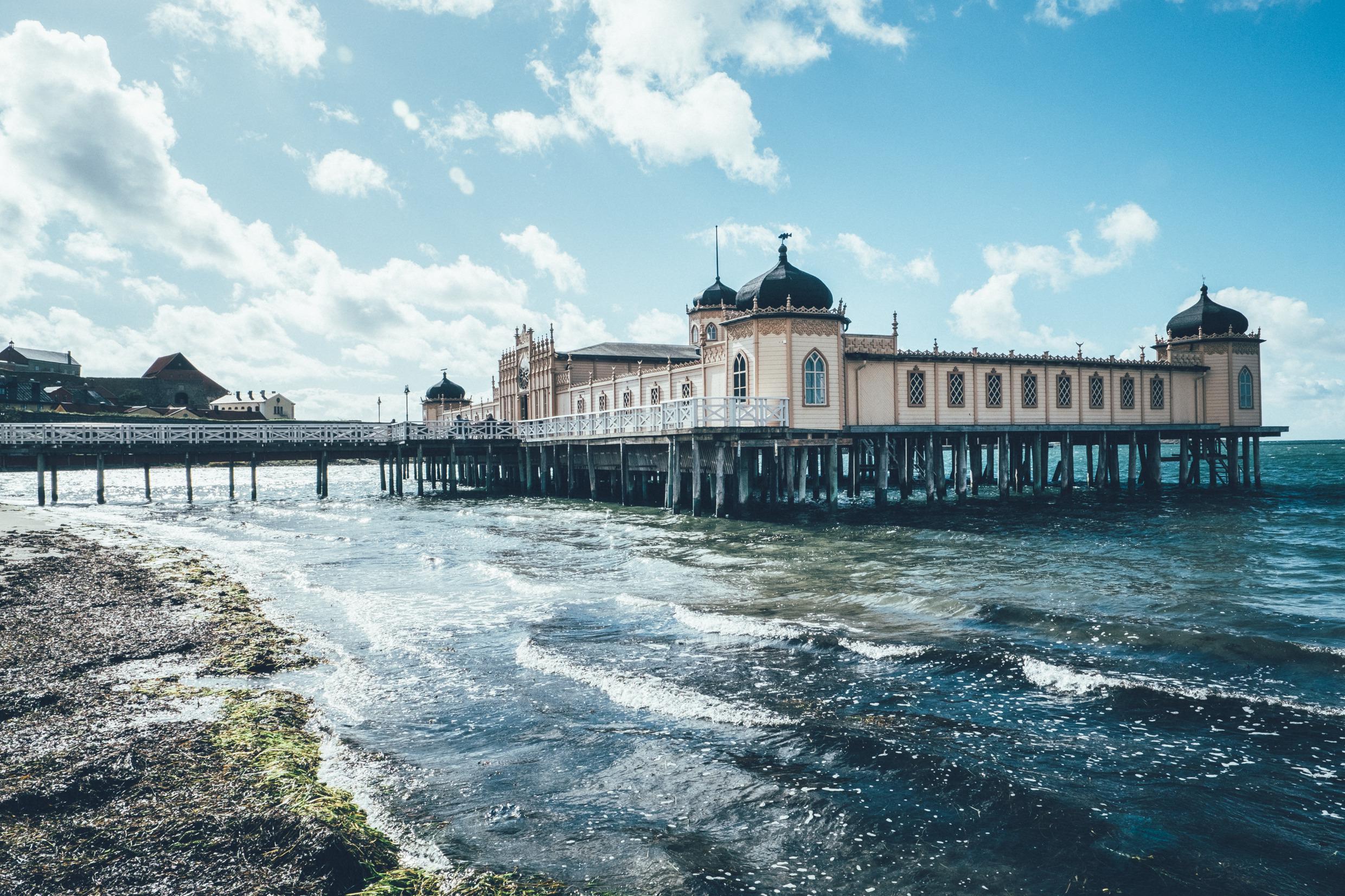 Außenansicht des Varbergs Kallbadhus, das auf Säulen im Meer steht.