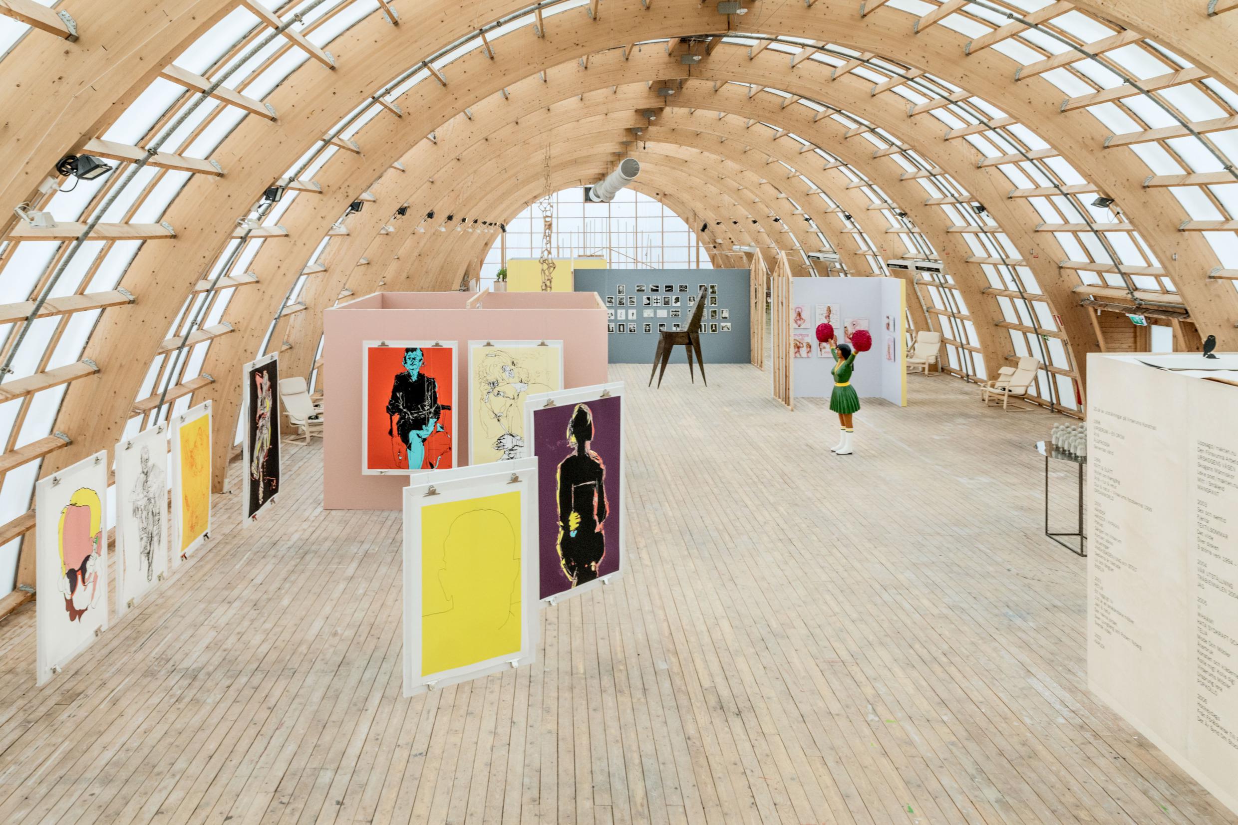 Das Innere der Ausstellungshalle von Virserums Konsthall mit einer gewölbten Glasdecke.