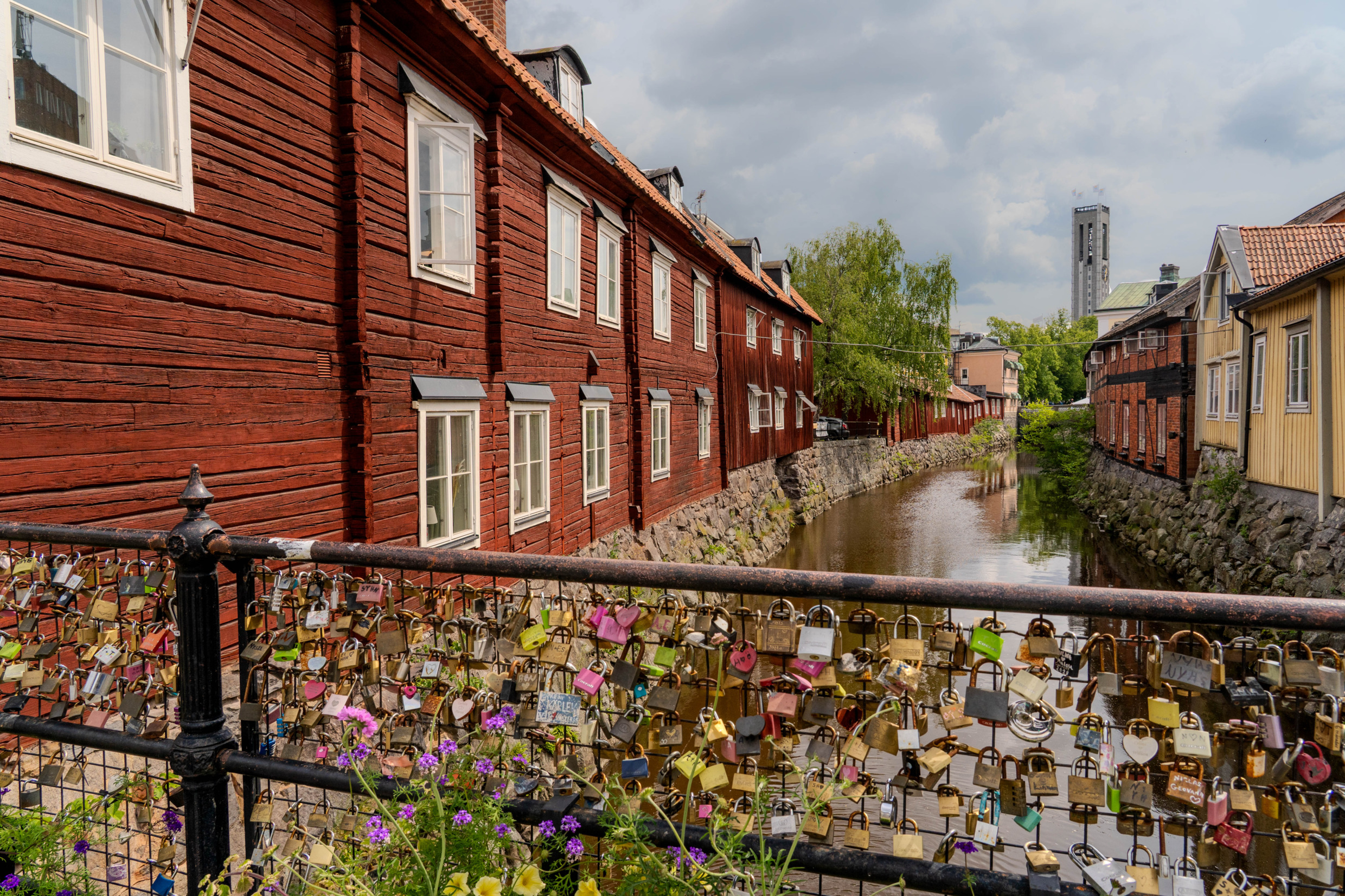 Brug met talloze liefdesslotjes bevestigd aan de leuning.