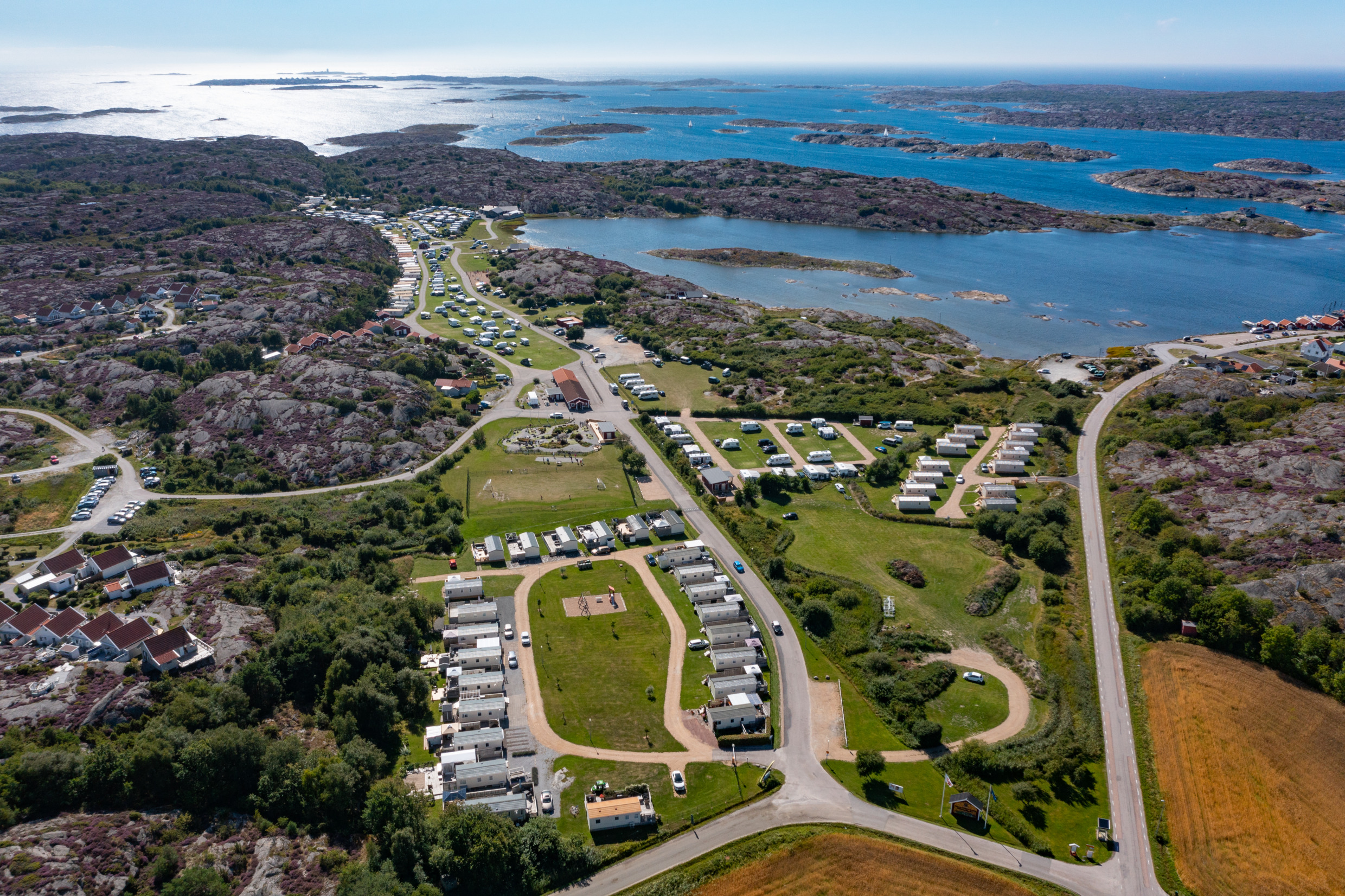 Luchtfoto van een camping aan zee.