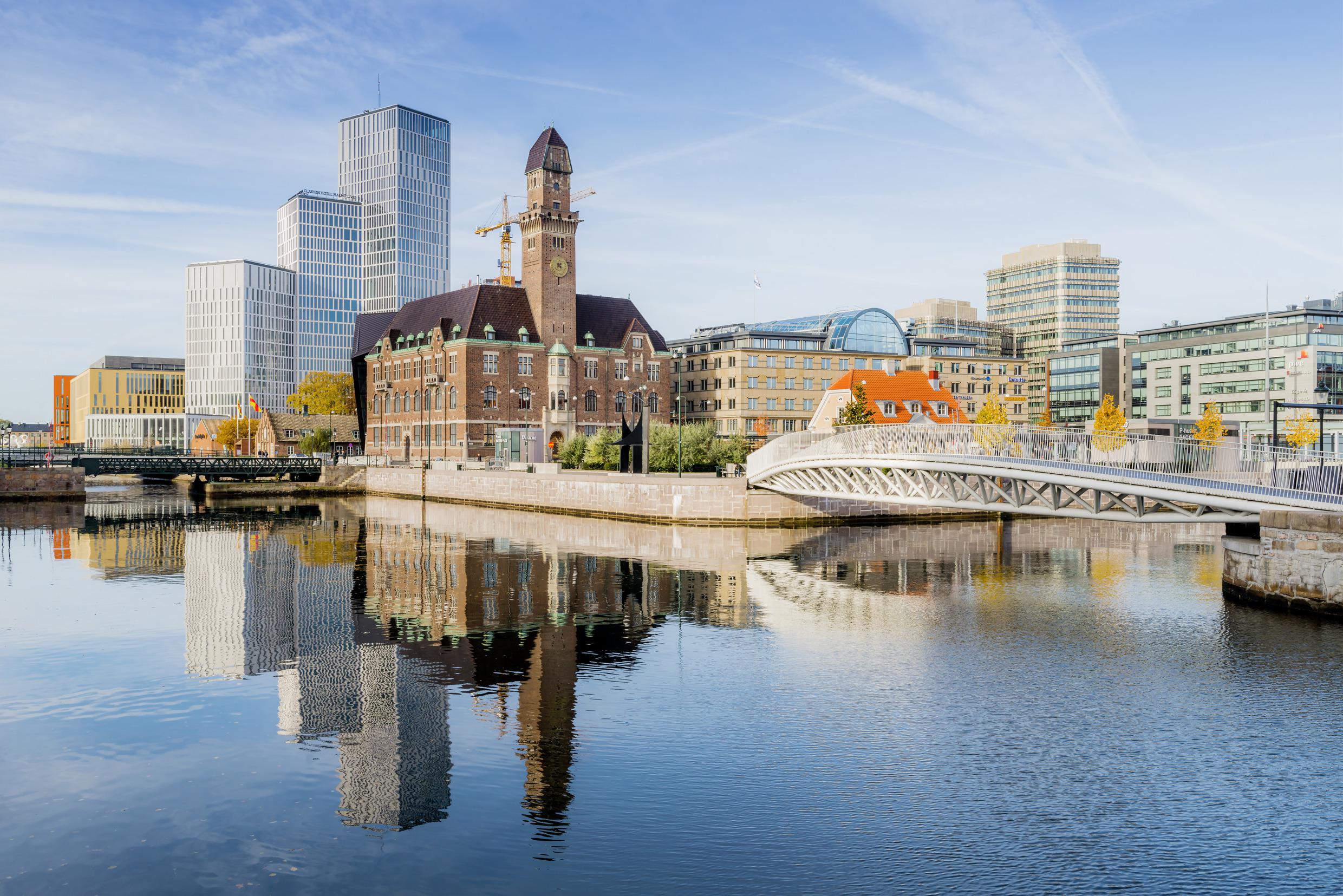 Malmös Skyline am Wasser.