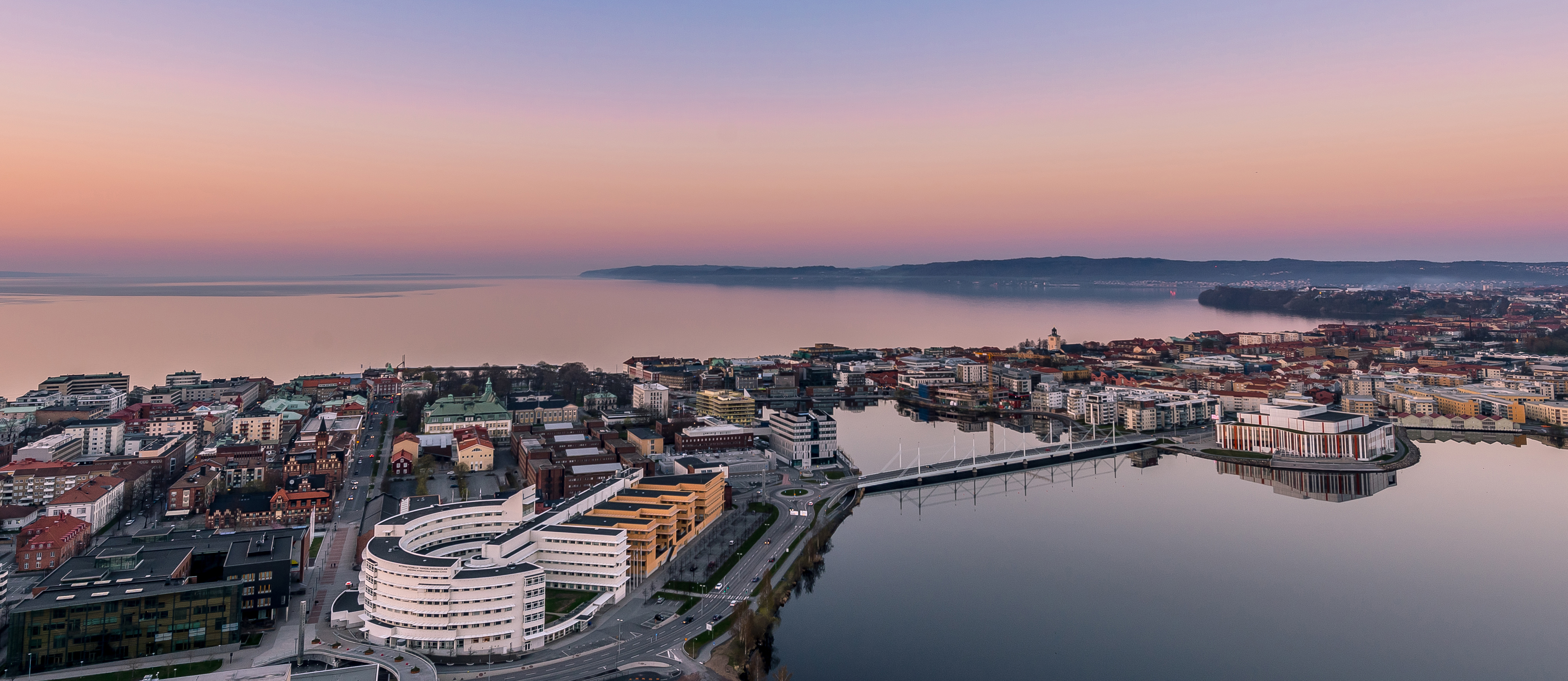 Luchtfoto over de stad Jönköping en een meer.