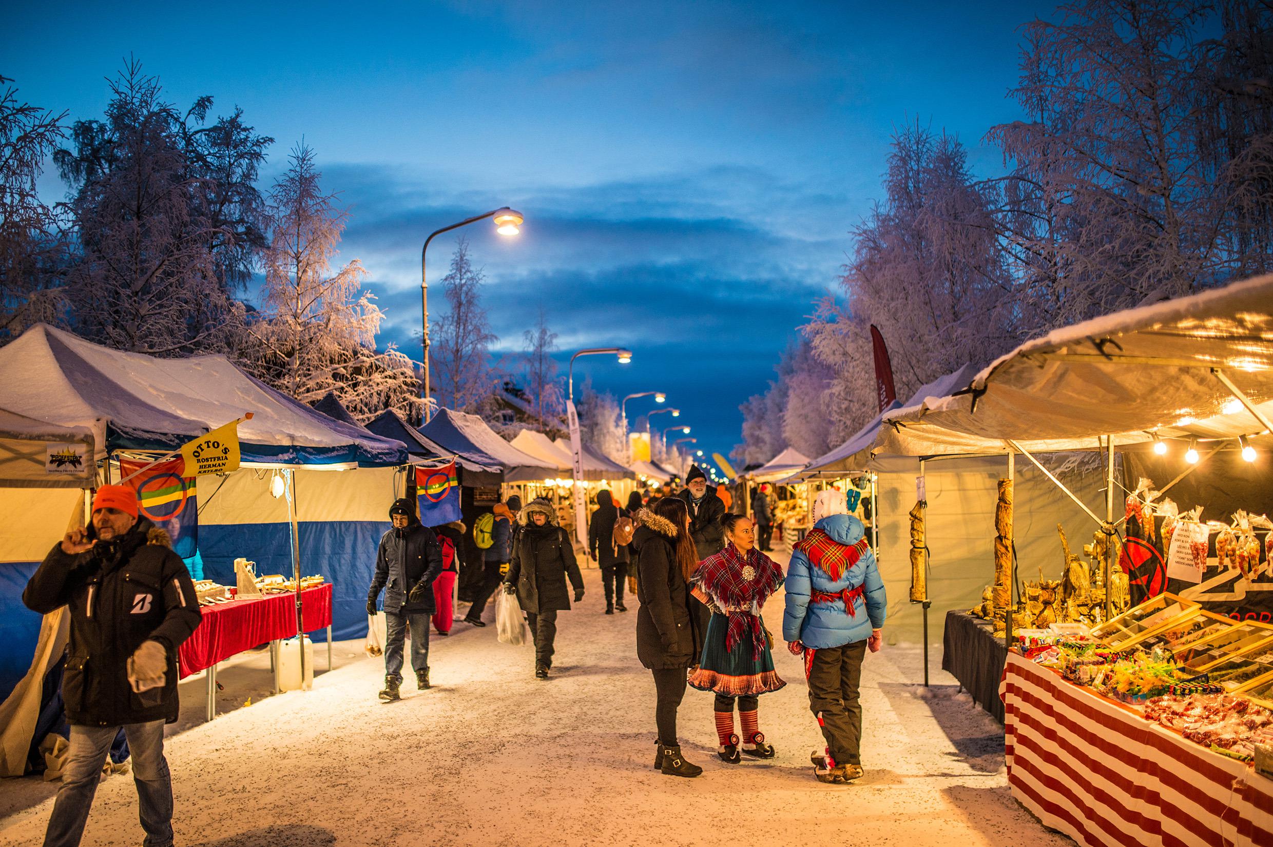 Aussteller präsentieren ihr Kunsthandwerk auf dem Jokkmokk Markt in Schwedsich Lappland