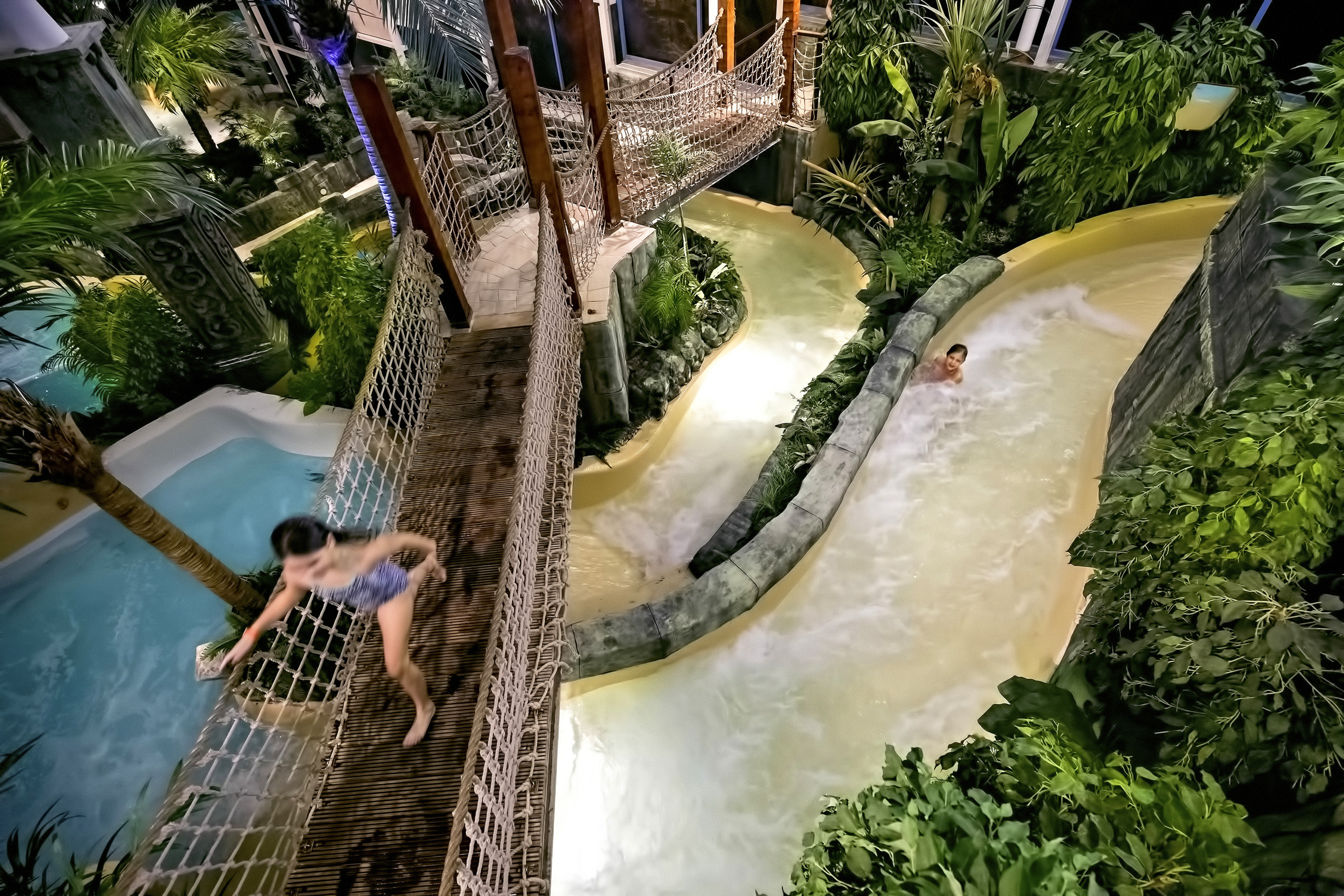 Kinderen hebben het naar hun zin in het waterpark Lost City in Gustavsvik, Örebro.