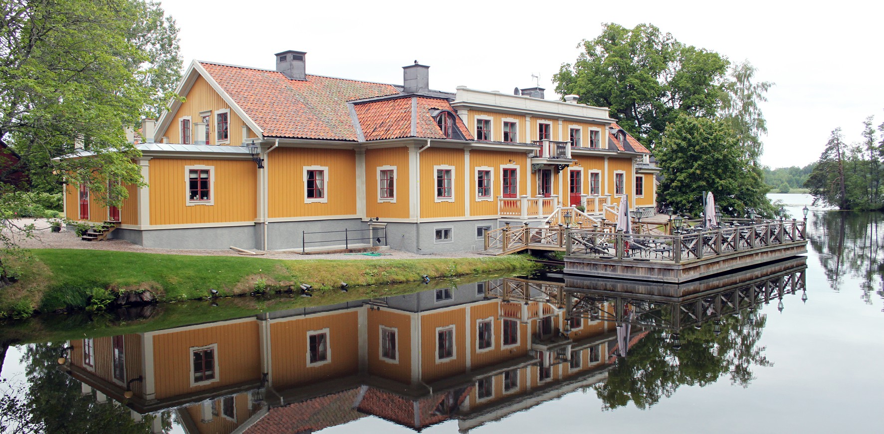 Fantastisk herrgårdsmiljö med vatten och natur inpå knuten