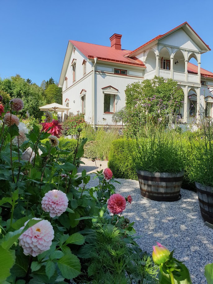 Blomstrande trädgård