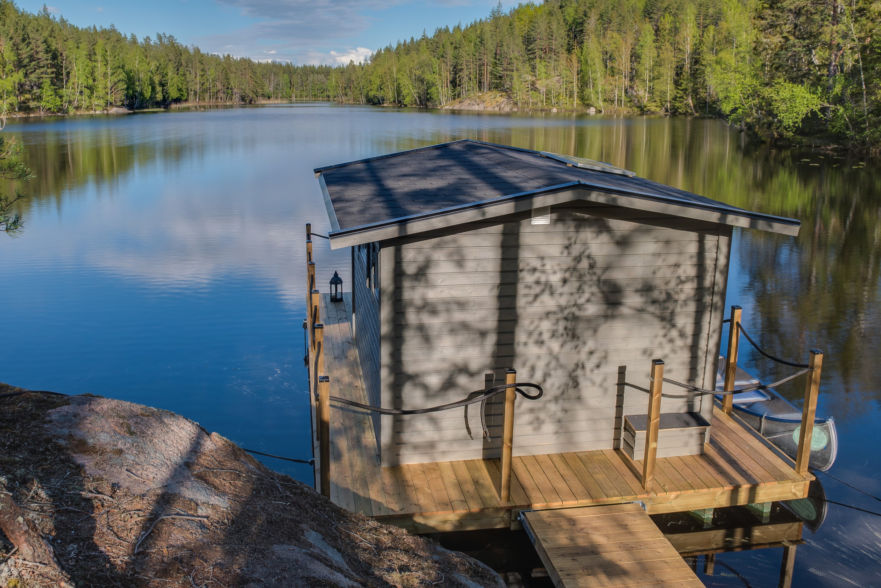 Flytande hotellrum i vildmark